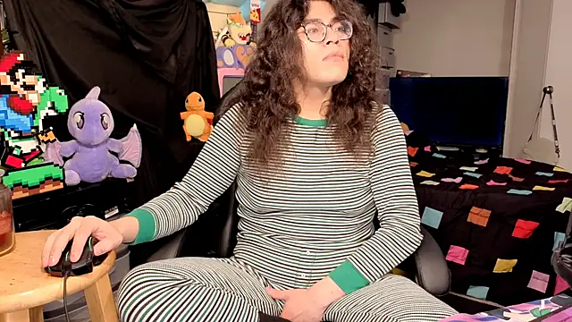 Snapshot of ShinyCherub chatting on 12/15/25, 03:33 ShinyCherub online show from 12/15/25, 03:33