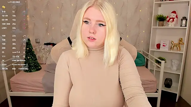 Snapshot of art_lovee chatting on 12/23/24, 04:33 art lovee online show from 12/23/24, 04:33