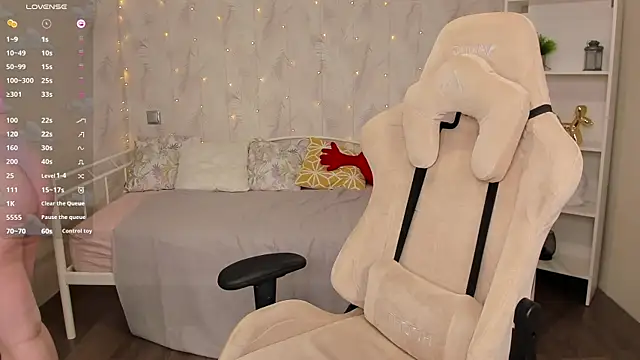 Snapshot of art_lovee chatting on 01/25/25, 07:49 art lovee online show from 01/25/25, 07:49