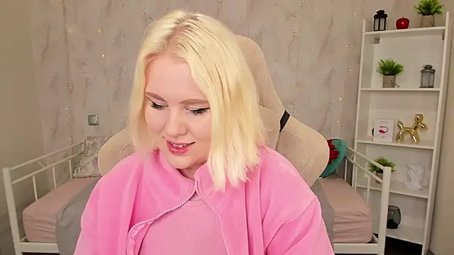 Snapshot of art_lovee chatting on 01/27/25, 01:05 art lovee online show from 01/27/25, 01:05