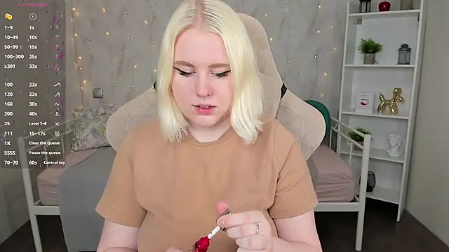 Snapshot of art_lovee chatting on 02/26/25, 08:37 art lovee online show from 02/26/25, 08:37