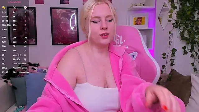 Snapshot of art_lovee chatting on 09/16/25, 01:17 art lovee online show from 09/16/25, 01:17