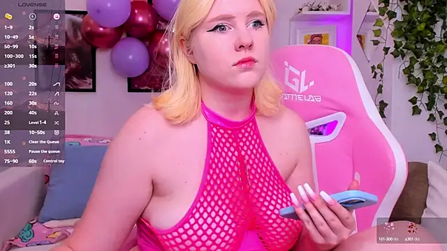 Snapshot of art_lovee chatting on 10/05/25, 01:15 art lovee online show from 10/05/25, 01:15