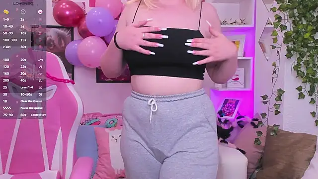 Snapshot of art_lovee chatting on 10/14/25, 02:12 art lovee online show from 10/14/25, 02:12