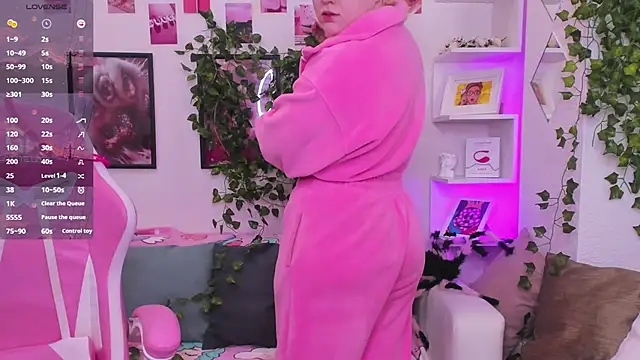 Snapshot of art_lovee chatting on 10/15/25, 02:11 art lovee online show from 10/15/25, 02:11