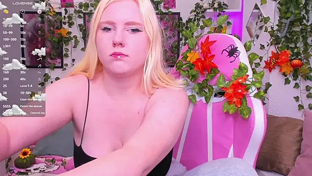 Snapshot of art_lovee chatting on 10/18/25, 02:14 art lovee online show from 10/18/25, 02:14