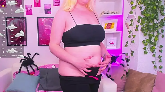 Snapshot of art_lovee chatting on 11/08/25, 01:17 art lovee online show from 11/08/25, 01:17