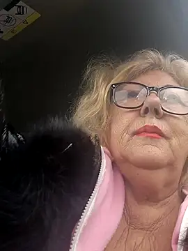 Snapshot of Merilulla chatting on 11/18/25, 12:42 Merilulla online show from 11/18/25, 12:42