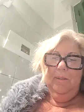 Snapshot of Merilulla chatting on 04/19/26, 12:43 Merilulla online show from 04/19/26, 12:43