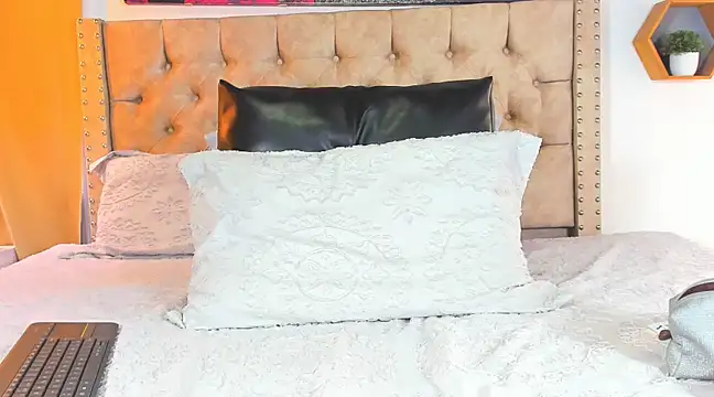 KeryHillson online show from 03/01/25, 02:13