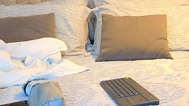 KeryHillson online show from 11/08/25, 12:16