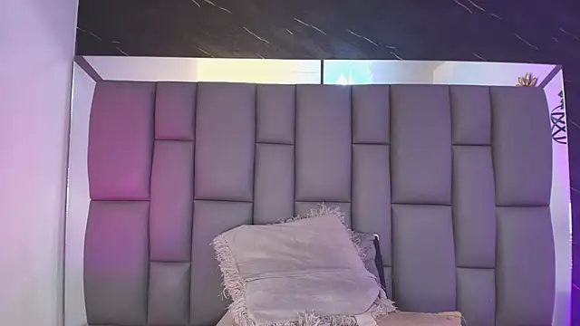 Snapshot of _MiaBrown_ chatting on 03/10/26, 12:10 MiaBrown online show from 03/10/26, 12:10