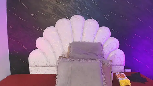 Snapshot of _MiaBrown_ chatting on 04/08/26, 12:05 MiaBrown online show from 04/08/26, 12:05