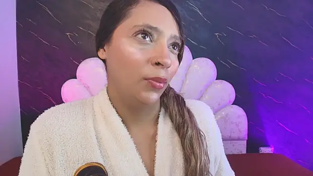 Snapshot of _MiaBrown_ chatting on 04/15/26, 12:12 MiaBrown online show from 04/15/26, 12:12