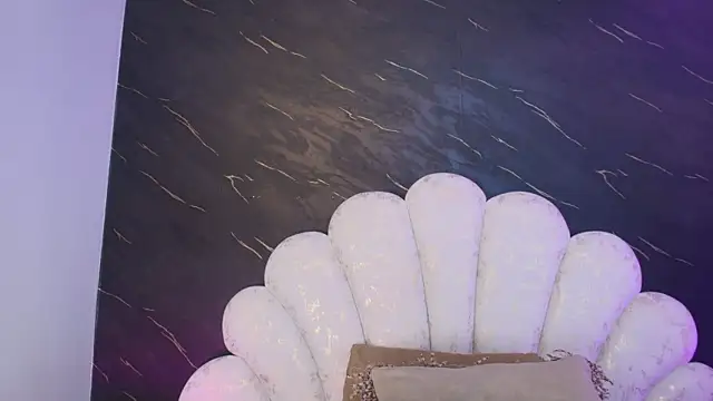 Snapshot of _MiaBrown_ chatting on 04/16/26, 12:06 MiaBrown online show from 04/16/26, 12:06