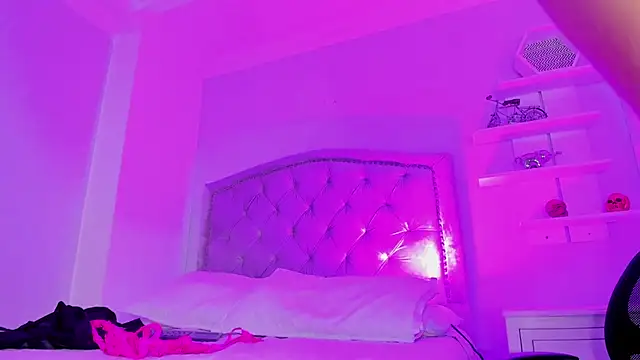 Snapshot of CamileHolmes chatting on 01/18/25, 08:20 CamileHolmes online show from 01/18/25, 08:20