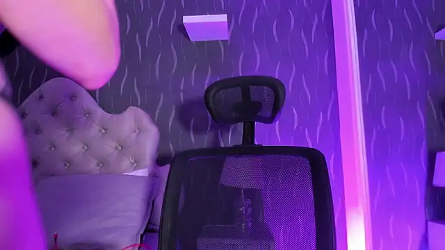 Snapshot of CamileHolmes chatting on 01/22/25, 04:23 CamileHolmes online show from 01/22/25, 04:23