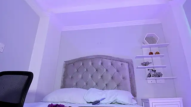 Snapshot of CamileHolmes chatting on 02/09/25, 08:44 CamileHolmes online show from 02/09/25, 08:44