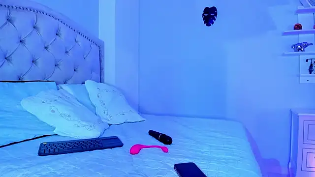 Snapshot of CamileHolmes chatting on 02/16/25, 03:58 CamileHolmes online show from 02/16/25, 03:58