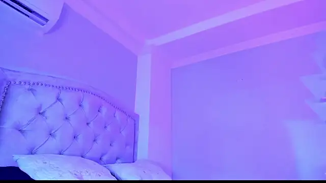 Snapshot of CamileHolmes chatting on 02/18/25, 04:15 CamileHolmes online show from 02/18/25, 04:15