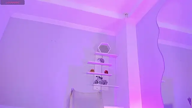 Snapshot of CamileHolmes chatting on 02/21/25, 05:35 CamileHolmes online show from 02/21/25, 05:35