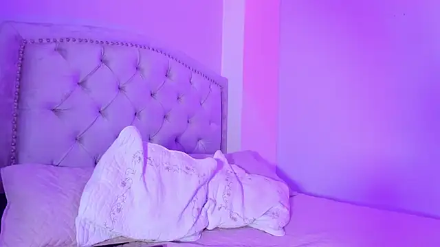 Snapshot of CamileHolmes chatting on 02/27/25, 05:02 CamileHolmes online show from 02/27/25, 05:02