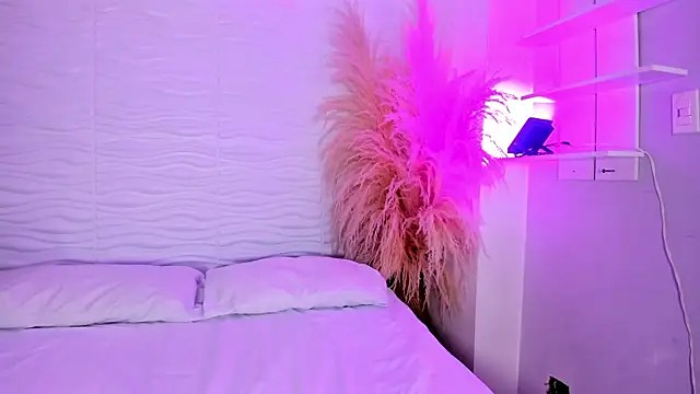 Snapshot of CamileHolmes chatting on 01/13/26, 05:24 CamileHolmes online show from 01/13/26, 05:24