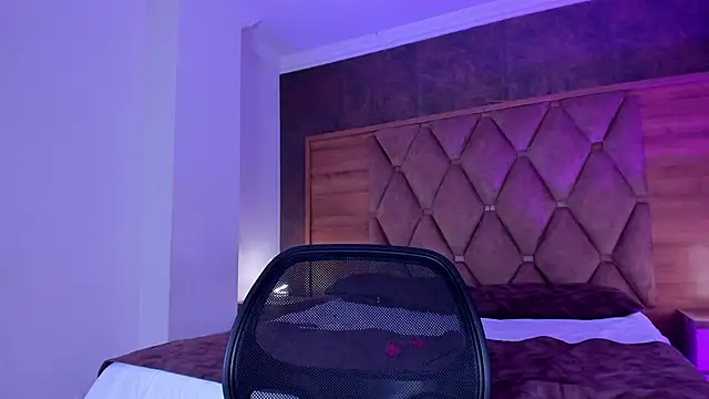 Snapshot of CamileHolmes chatting on 03/29/26, 04:23 CamileHolmes online show from 03/29/26, 04:23