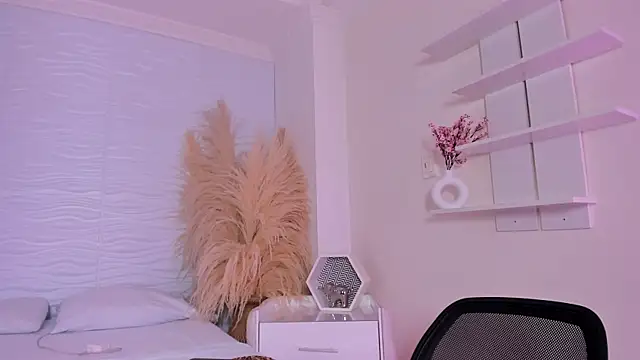 Snapshot of CamileHolmes chatting on 04/14/26, 05:02 CamileHolmes online show from 04/14/26, 05:02