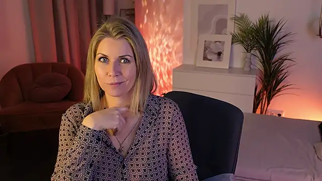 Annie Light online show from 12/16/25, 06:07