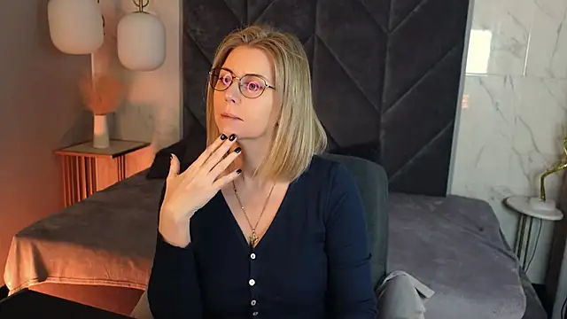 Annie Light online show from 12/23/25, 06:00