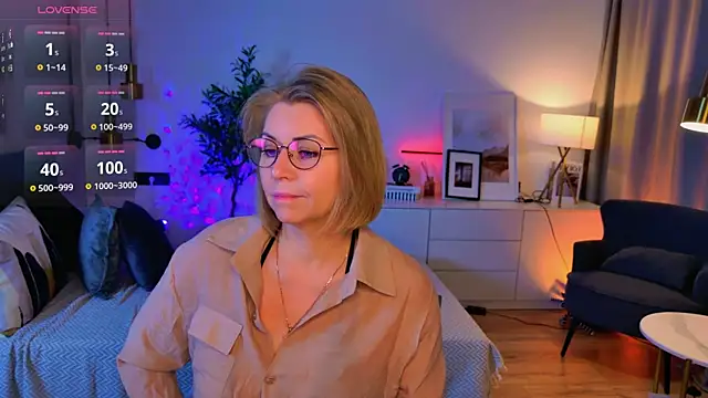 Snapshot of Annie_Light chatting on 06/24/26, 06:45 Annie Light online show from 06/24/26, 06:45