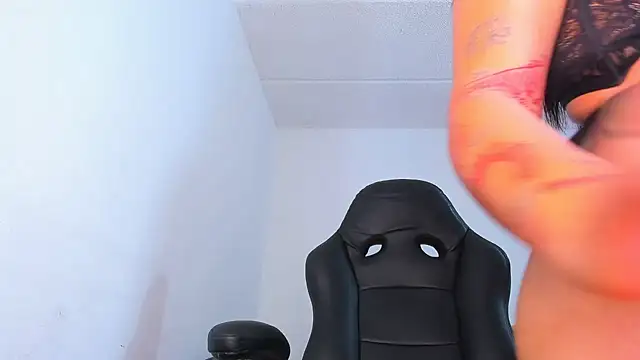 Snapshot of SweetIsabella_x chatting on 12/17/24, 06:35 SweetIsabella x online show from 12/17/24, 06:35