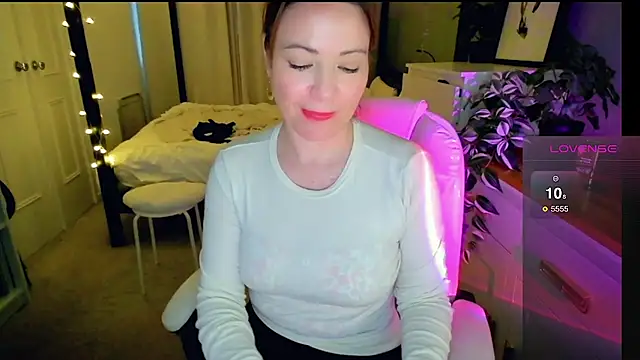 Snapshot of Brit_Housewife chatting on 02/23/26, 05:10 Brit Housewife online show from 02/23/26, 05:10