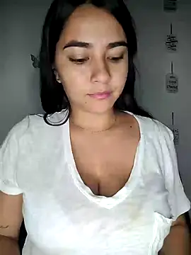 Snapshot of alison_villalobo chatting on 10/26/25, 01:44 alison villalobo online show from 10/26/25, 01:44