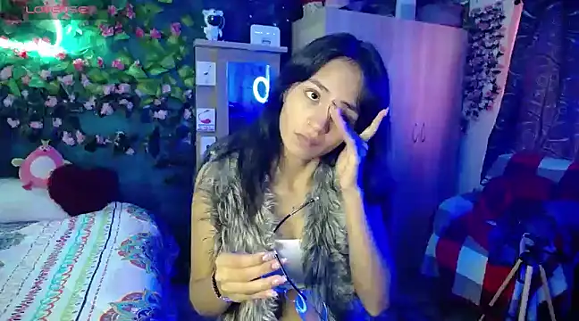 Snapshot of Samara_Beltran chatting on 02/13/25, 08:34 Samara Beltran online show from 02/13/25, 08:34