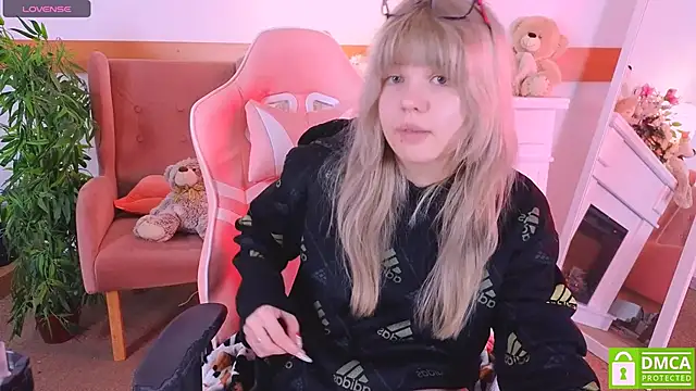 Snapshot of Grace_and__Jacob chatting on 12/01/25, 11:59 Grace and Jacob online show from 12/01/25, 11:59