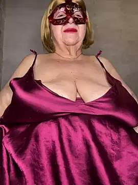 Snapshot of mariannecox chatting on 01/08/25, 12:38 mariannecox online show from 01/08/25, 12:38