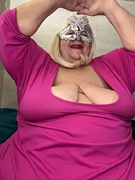 Snapshot of mariannecox chatting on 10/26/25, 04:35 mariannecox online show from 10/26/25, 04:35