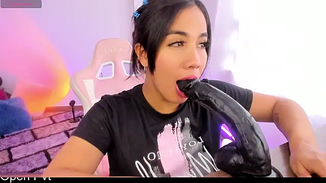 KAROLIVONNE online show from 12/04/24, 07:45