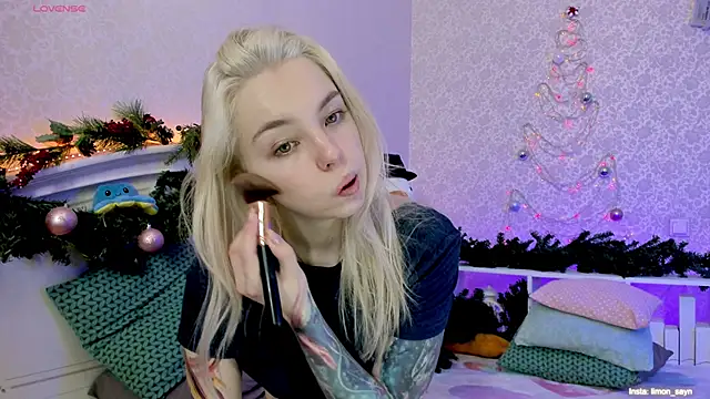 LillyMoure  online show from 01/04/25, 12:05