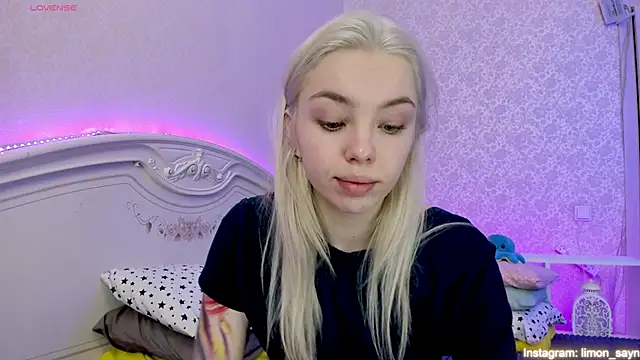 LillyMoure  online show from 02/16/25, 12:08