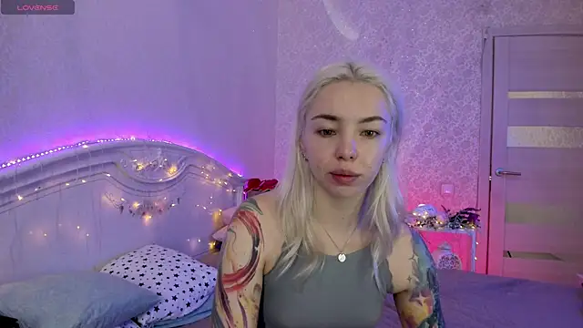 LillyMoure  online show from 09/25/25, 12:58