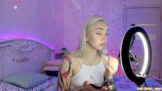 LillyMoure  online show from 10/25/25, 11:21