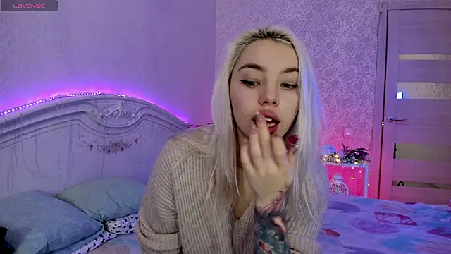 LillyMoure  online show from 11/15/25, 11:21