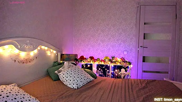 Snapshot of LillyMoure_ chatting on 04/19/26, 11:40 LillyMoure online show from 04/19/26, 11:40