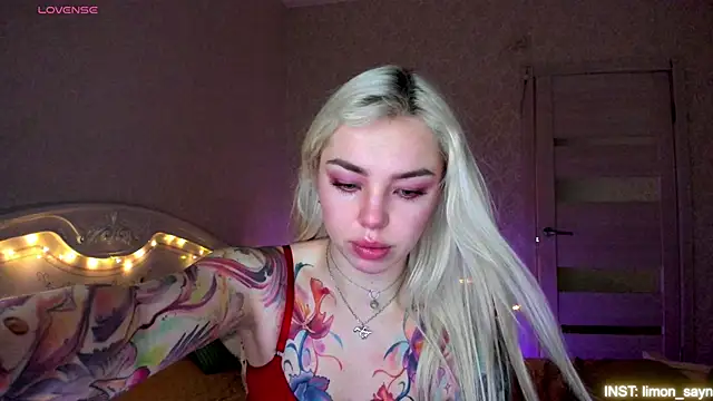 Snapshot of LillyMoure_ chatting on 04/24/26, 11:18 LillyMoure online show from 04/24/26, 11:18