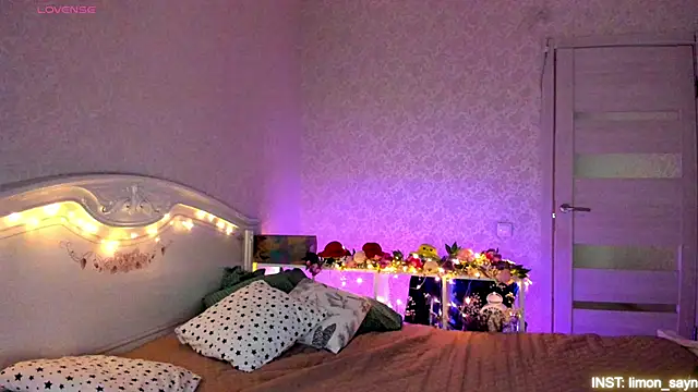 Snapshot of LillyMoure_ chatting on 05/03/26, 11:22 LillyMoure online show from 05/03/26, 11:22