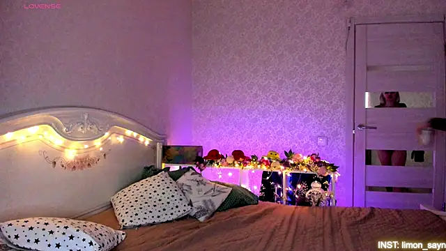 Snapshot of LillyMoure_ chatting on 05/04/26, 11:56 LillyMoure online show from 05/04/26, 11:56