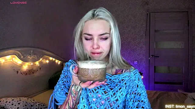 Snapshot of LillyMoure_ chatting on 05/19/26, 11:44 LillyMoure online show from 05/19/26, 11:44